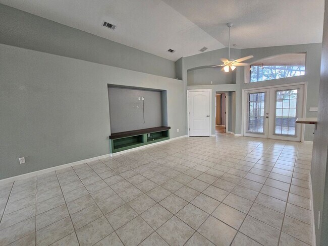 Foto del edificio - Spacious 3-bed, 2-bath Home Designed for Comfortable everyday living in Clermont, FL