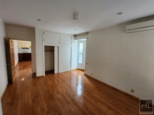 Building Photo - 15 AVENUE