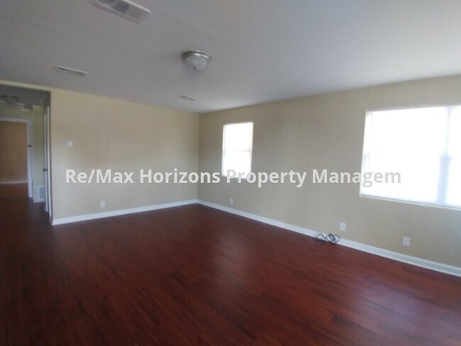 Building Photo - Nice west side home!