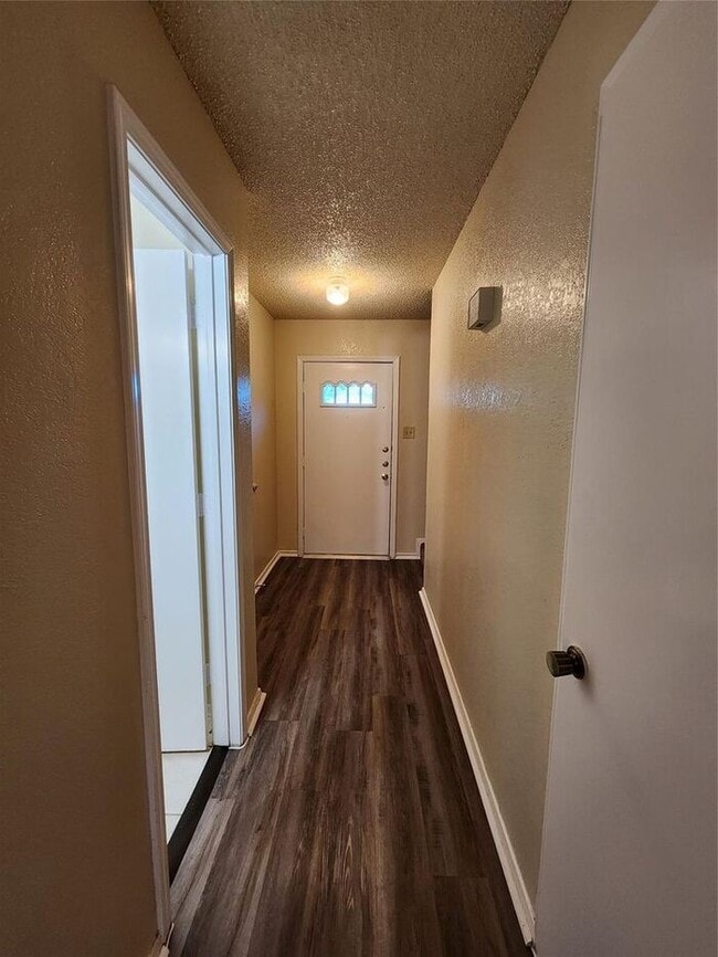 Building Photo - 3BR Duplex w/ Fireplace + Screened Patio in Arlington, TX