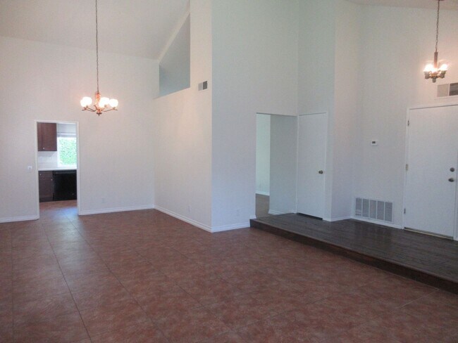 Foto del edificio - REDUCED PRICE!  Beautiful updated 1-story ...