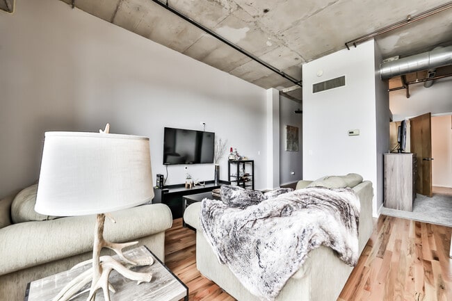 Building Photo - 6 S Laflin St