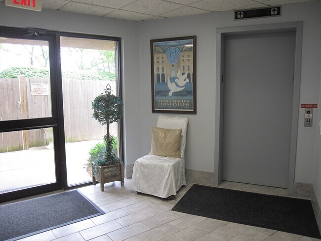 Foto del edificio - 677 Quincy Shore Dr