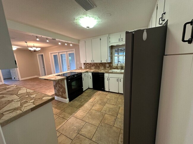Building Photo - LARGE Winter Park Home For Rent! HUGE Back...