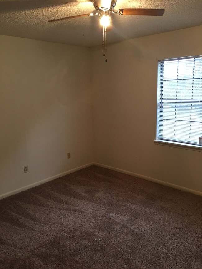 Building Photo - 2 Bedroom/2 Bath Apartment in Remerton