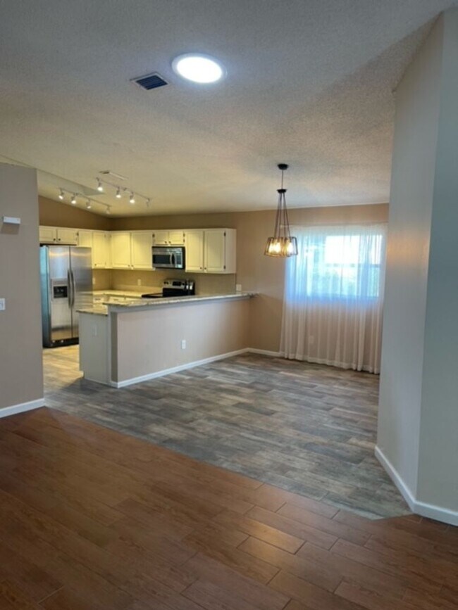 Building Photo - 28217 Tanglewood Dr - For Rent!