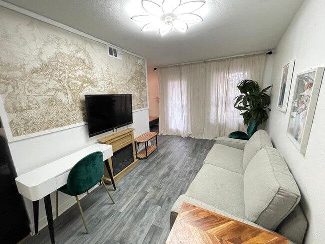 Building Photo - 2020 S Congress Ave