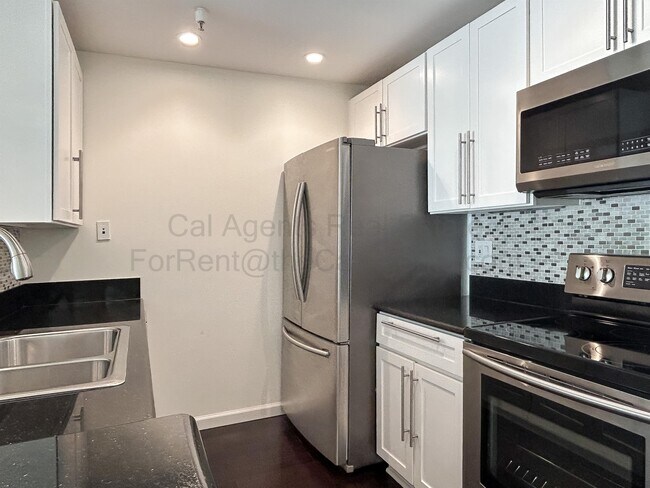 Foto del edificio - 6400 Christie Ave