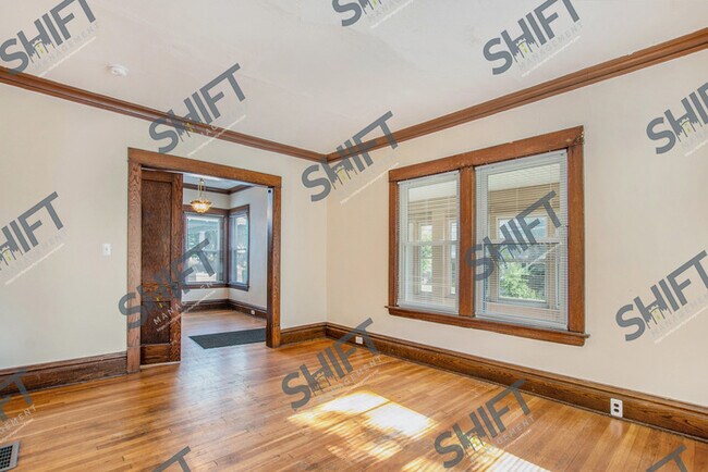 Foto del edificio - 1150 Dunham SE:Spacious and dignified home