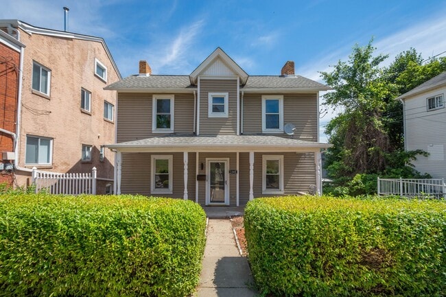 Building Photo - SCORE 50% OFF 1ST MONTH'S RENT IF SIGNED BY DEC 5! Beautiful 2 bedroom home in Coraopolis availab...