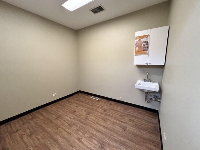Foto del edificio - 4956 W Irving Park Rd
