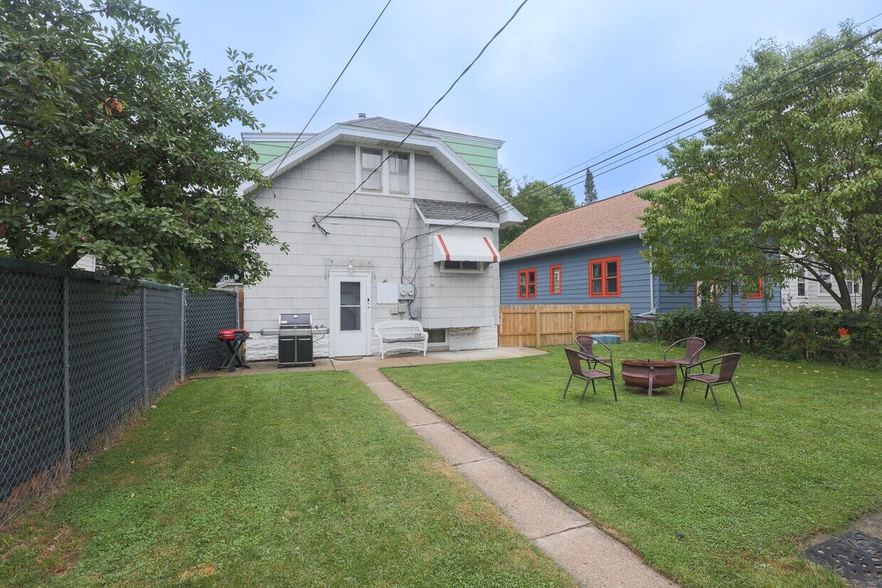 Foto principal - 1963 S 75th St