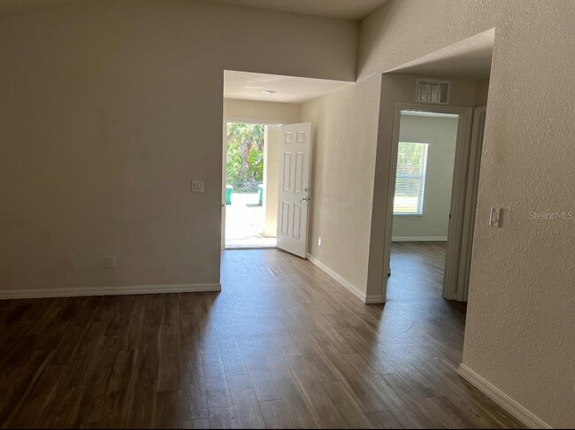 Building Photo - 161 Lomond Dr