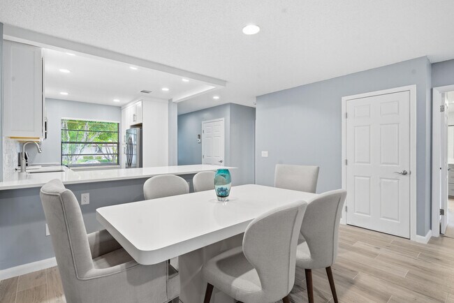 Building Photo - 9292 Vista Del Lago