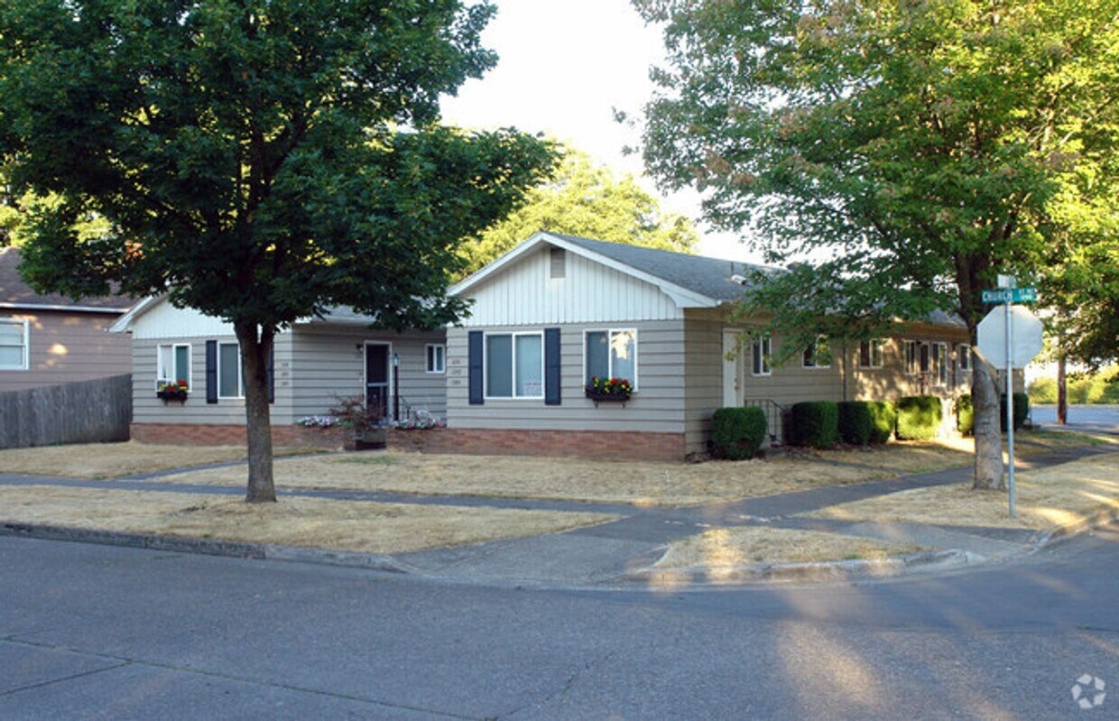 Primary Photo - Close to shopping and parks