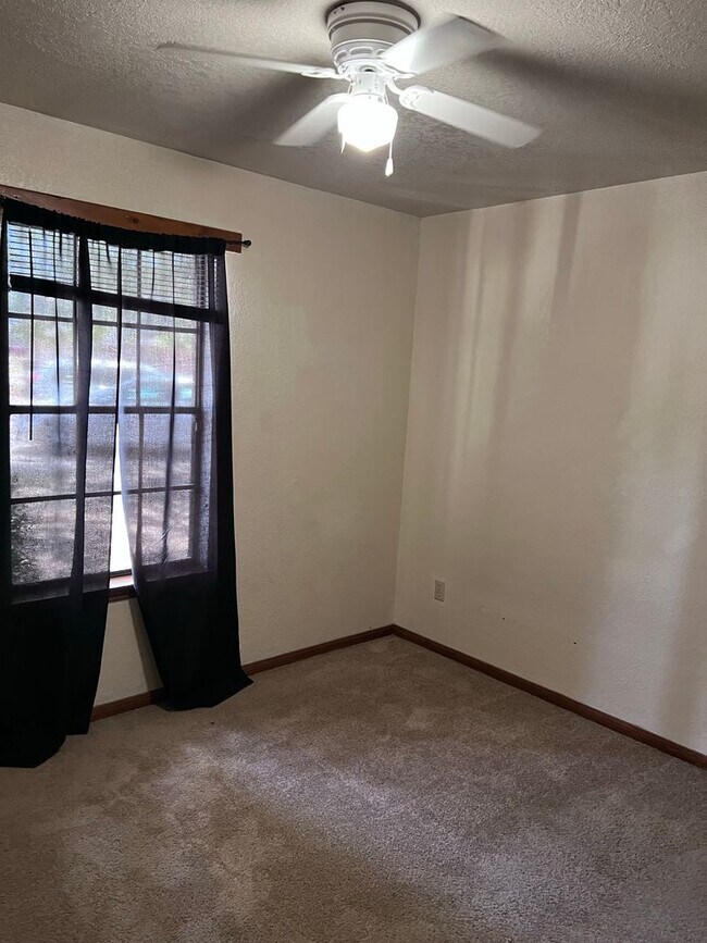 Foto del edificio - 2 bedroom/1 bathroom Duplex