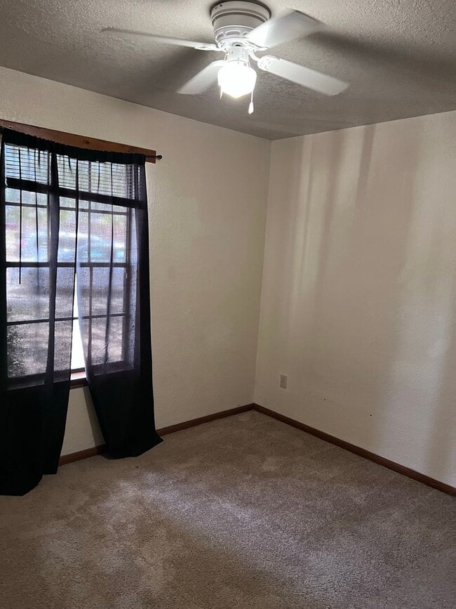 Building Photo - 2 bedroom/1 bathroom Duplex