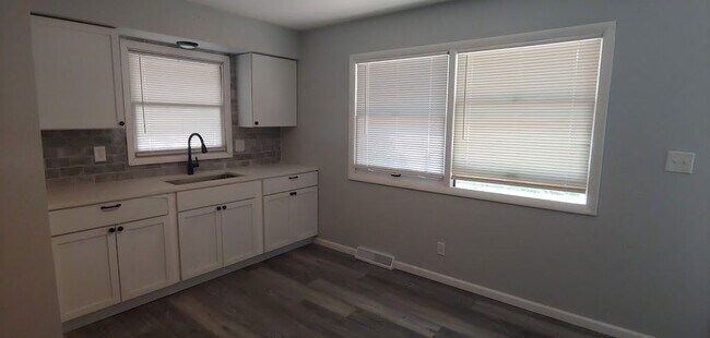 Foto del edificio - 8632 Broadway Dr