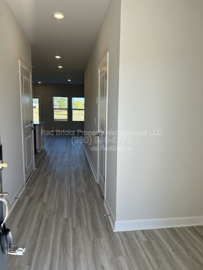 Foto del edificio - 1816 Braemar Vlg Dr