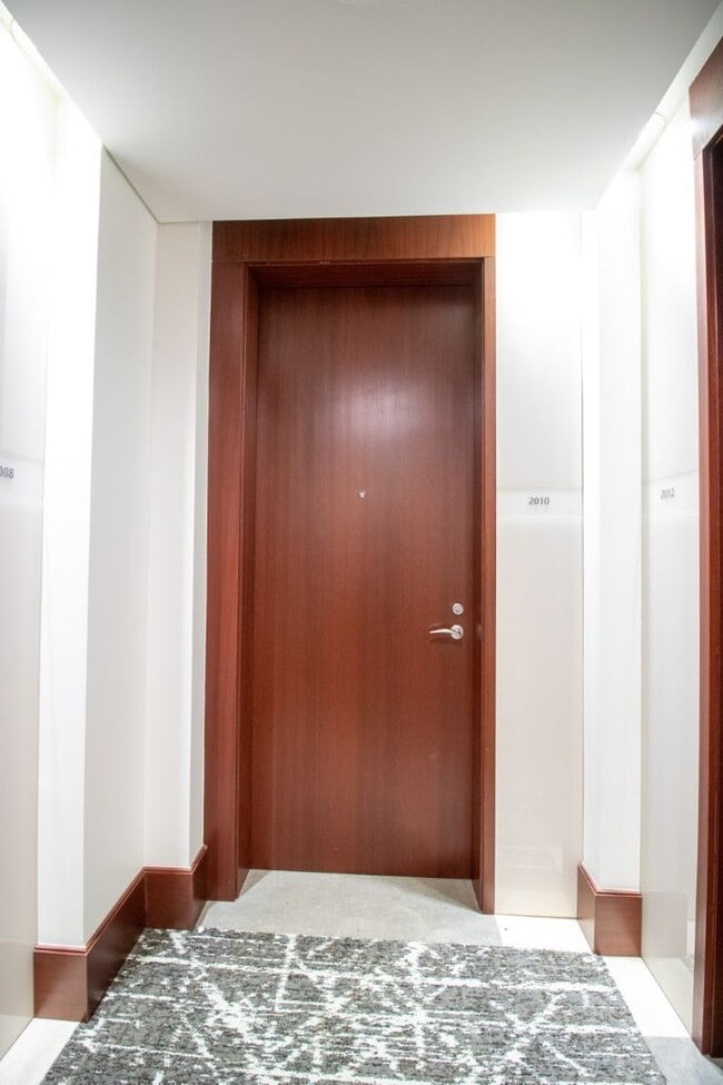 Building Photo - 1bd/1.5ba Bellevue Condo