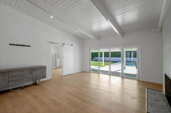 Foto del edificio - 24216 Calvert St