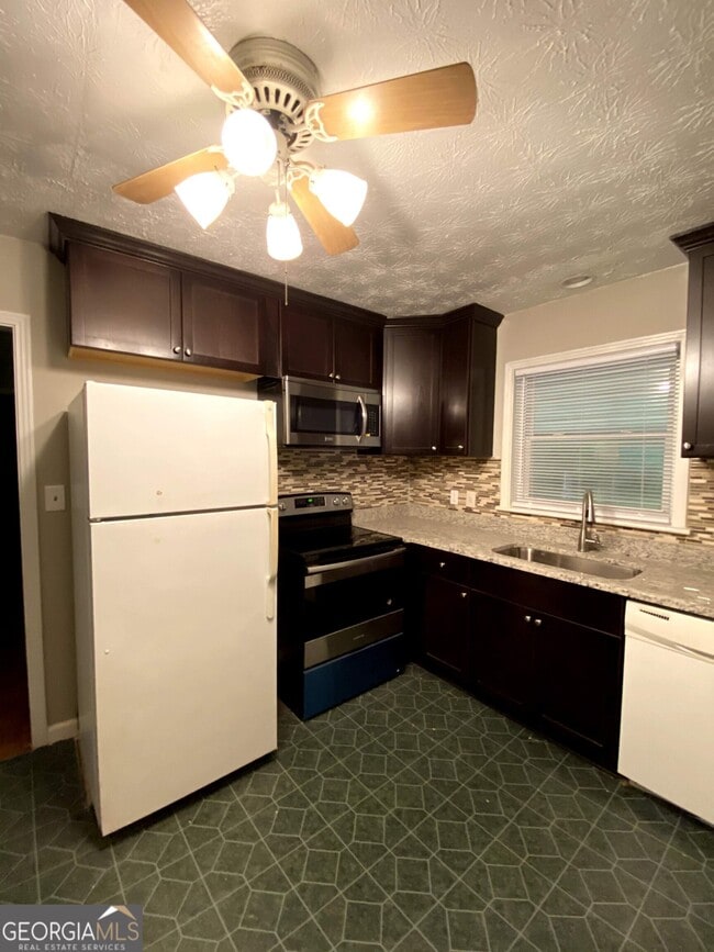 Building Photo - 452 Windsor Dr SW