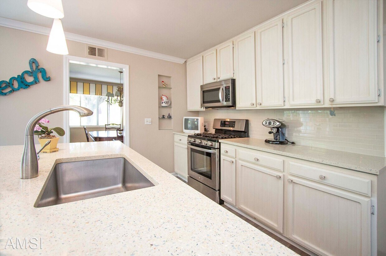 Primary Photo - 3 br, 2.5 bath House - 71 Berens Drive