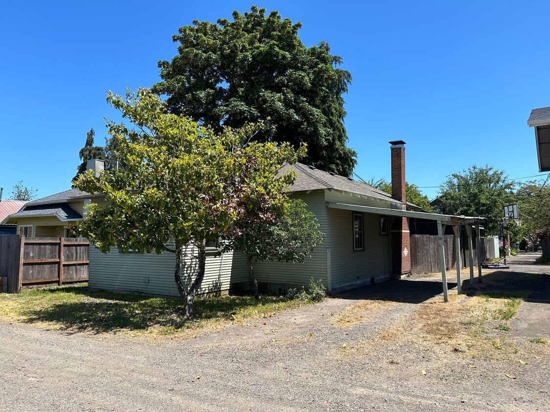 Primary Photo - (933) 809 SW 6th 1 Bdrm / 1 Bath w/ Bonus ...