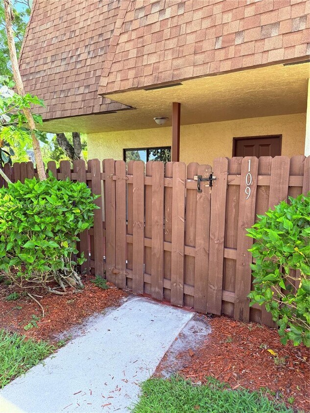 Building Photo - 109 San Remo Blvd