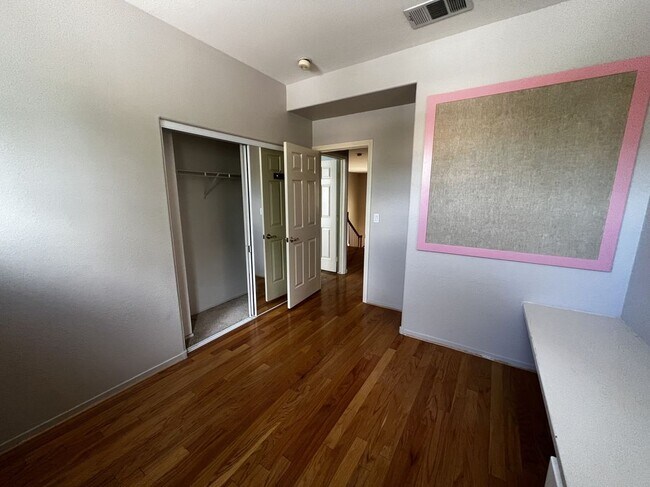 Foto del edificio - 8327 San Ramon Dr