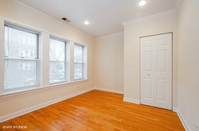 Building Photo - 2856 W Rosemont Ave