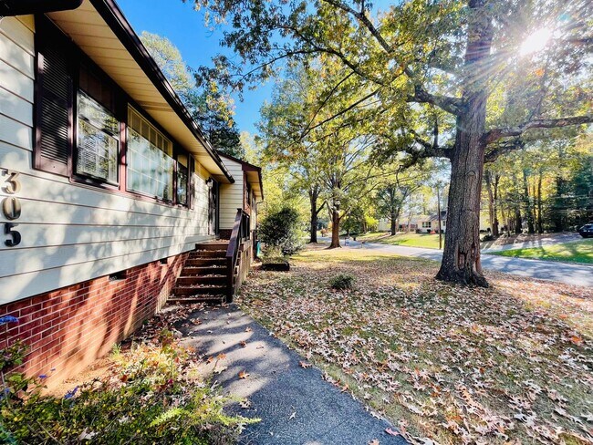 Building Photo - Wonderful 5 bedroom house with a walk out ...