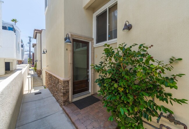 Building Photo - LUXURIOUS-CONTEMPORARY TOWNHOUSE W/ AMAZIN...