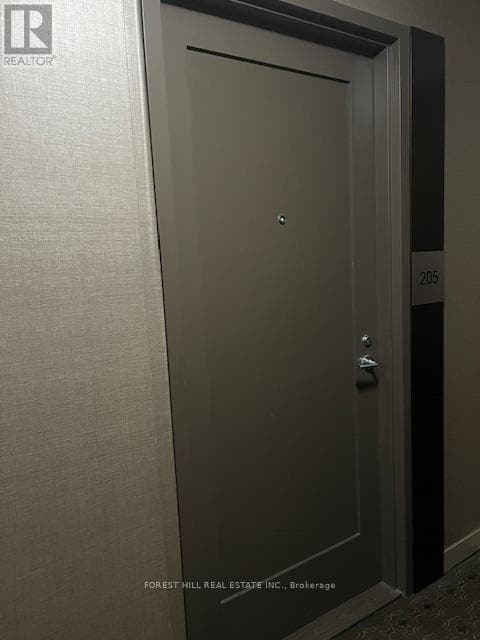 Building Photo - 320 Tweedsmuir Ave