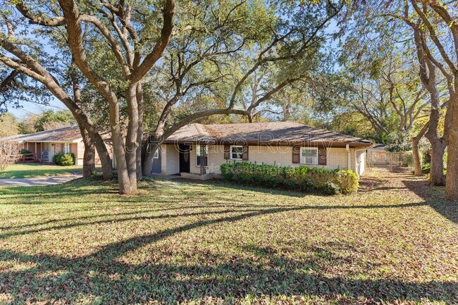 Foto del edificio - 8806 Fox Hollow Dr