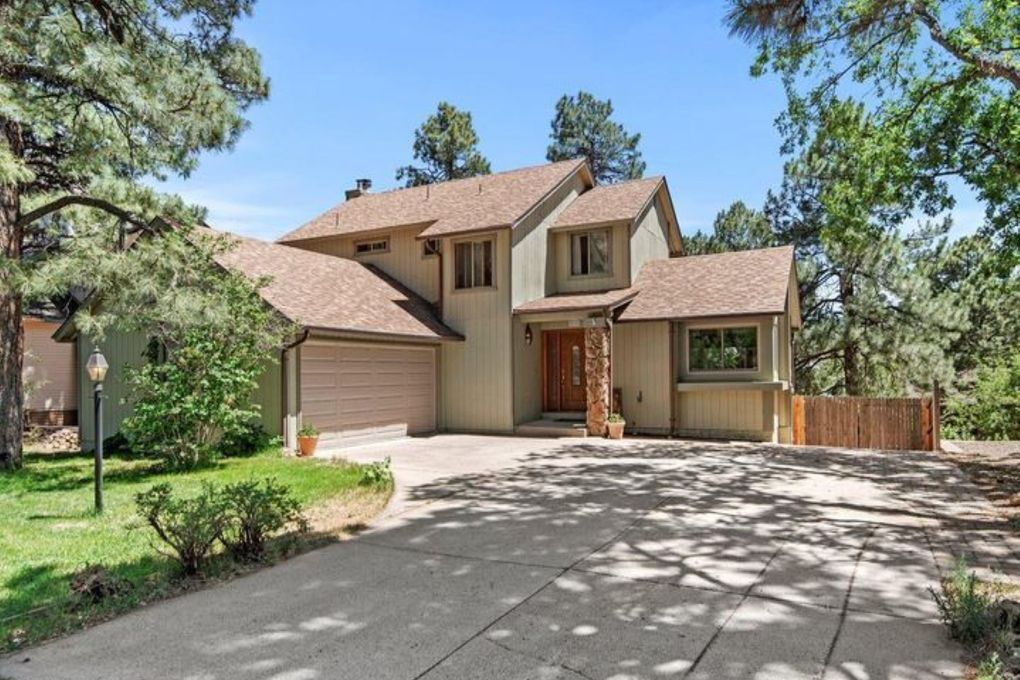 View of front of property - 2677 E Matterhorn Dr