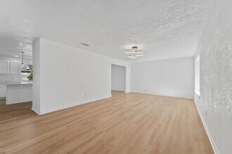 Building Photo - 3223 Deer Valley Dr