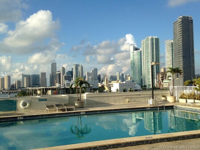 Foto del edificio - 555 NE 15th St