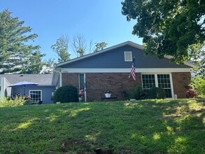 Building Photo - 936 E Commons Dr