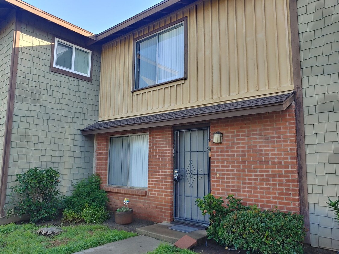 Foto principal - Now Leasing – Beautiful 3 Bedroom Townhome...