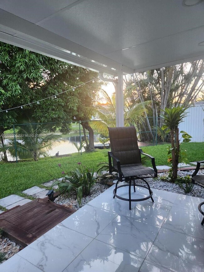 Foto del edificio - 290 NW 92nd Ave