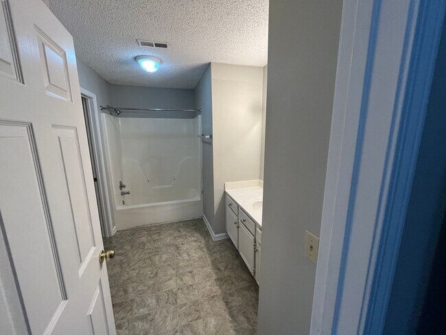 Building Photo - Lovely 3 bedroom, 2.5 bathroom 2-story hom...