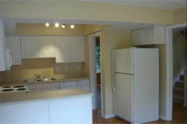 Kitchen - 8311 Cricket Lake Dr