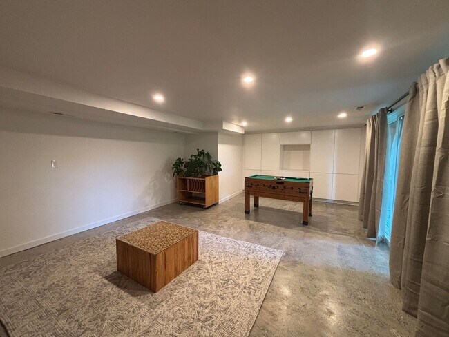 Building Photo - Wallingford Modern with Flexible Living Sp...