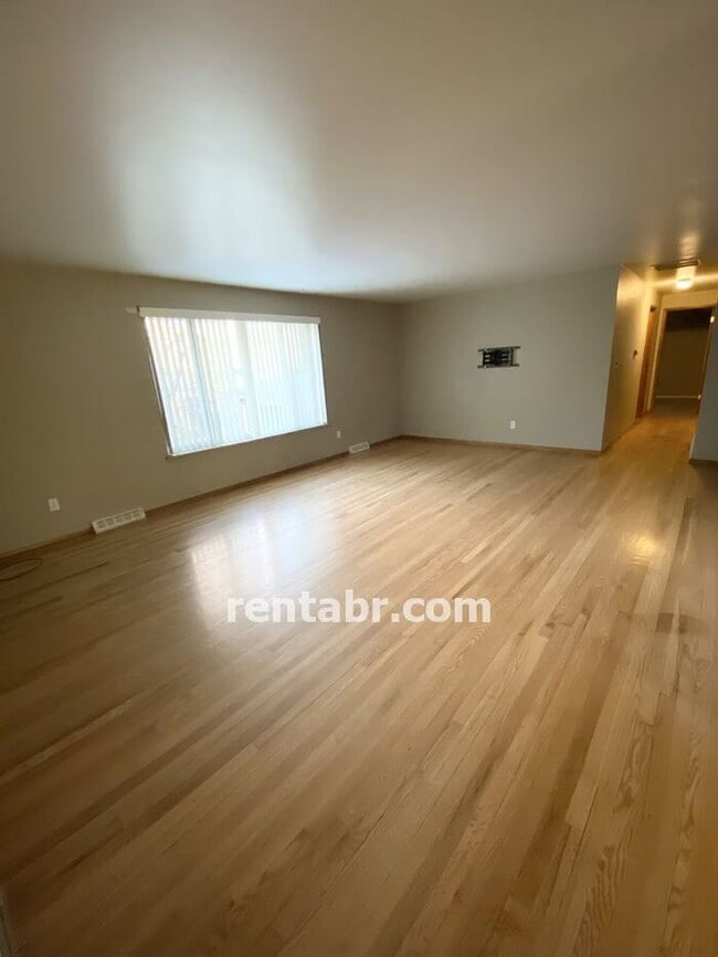 Building Photo - Spacious Duplex with Huge Garage, Hardwood...