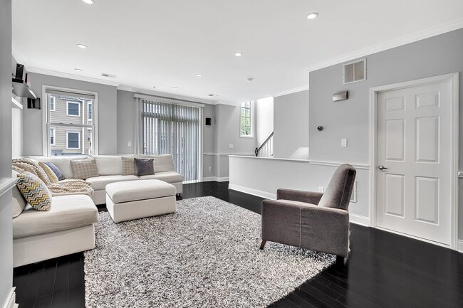 Building Photo - 274 Roslyn Ct