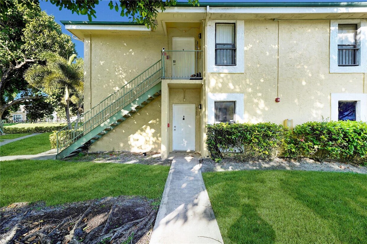 Foto principal - 8733 NW 39th St