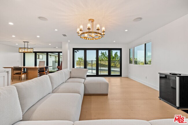 Foto del edificio - 15655 Castlewoods Dr