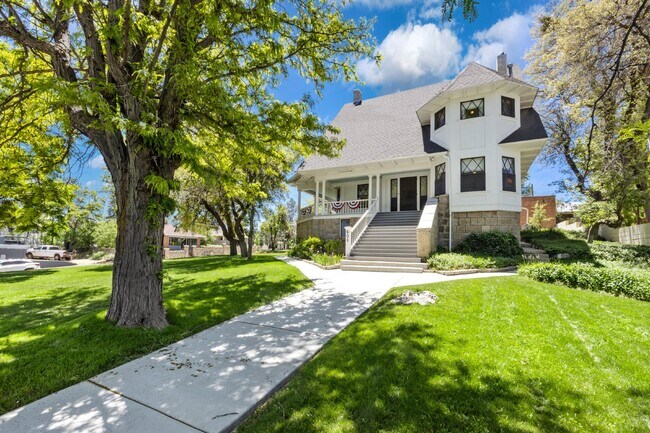 Building Photo - Stunning Historic 5 bedroom home in Downto...