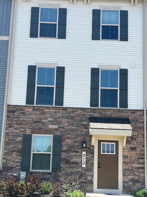 Foto principal - 213 Lyons Creek Dr